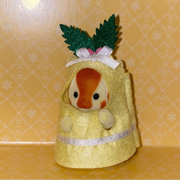 Calico Critters Sylvanian Families Christmas Baby - BELL - Picture 1 of 4